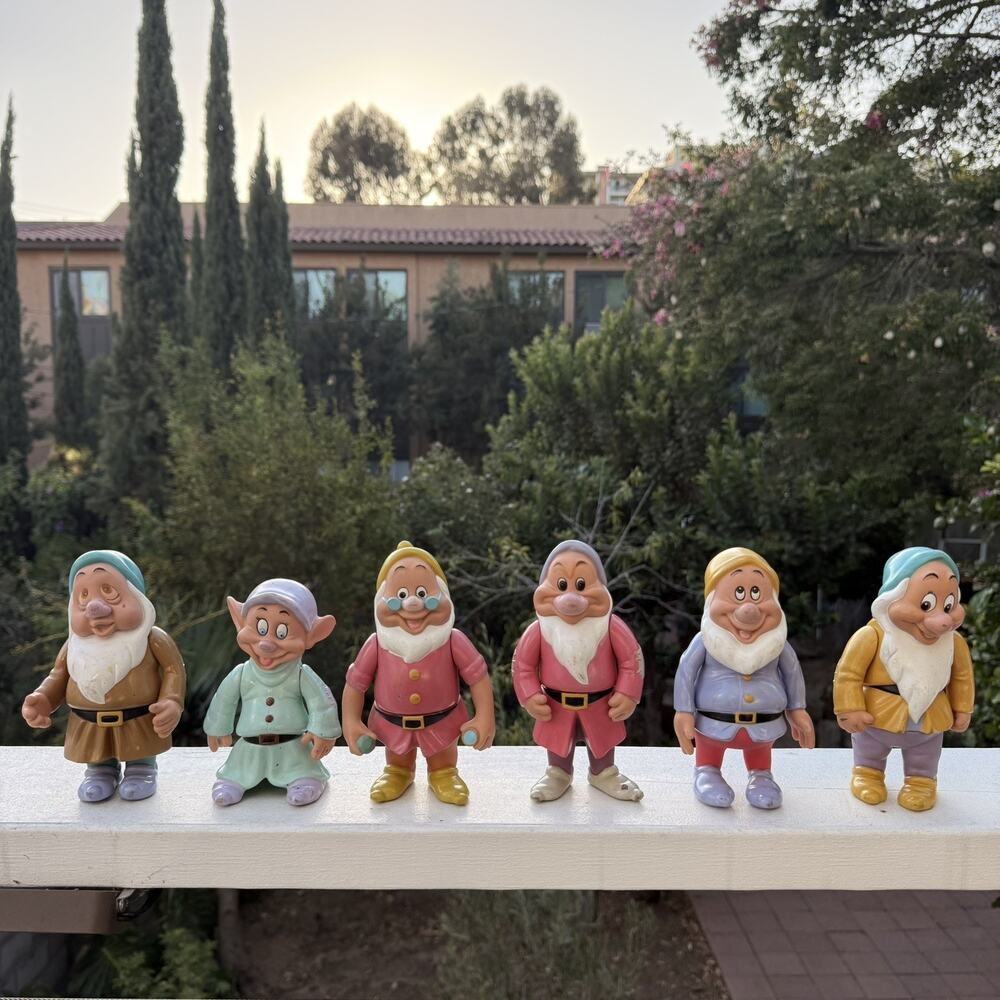 Vintage Walt Disney Seven Dwarves Rubber PVC Toys Squeaker 7 Dwarfs Snow White